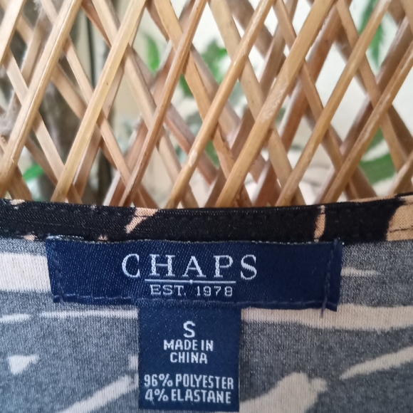 Sleeveless, tribal blouse - Picture 3 of 4